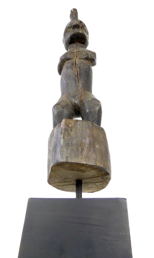 Statue d’ancêtre debout (dessous)