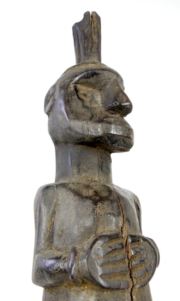Statue d’ancêtre debout (détail 3/4)
