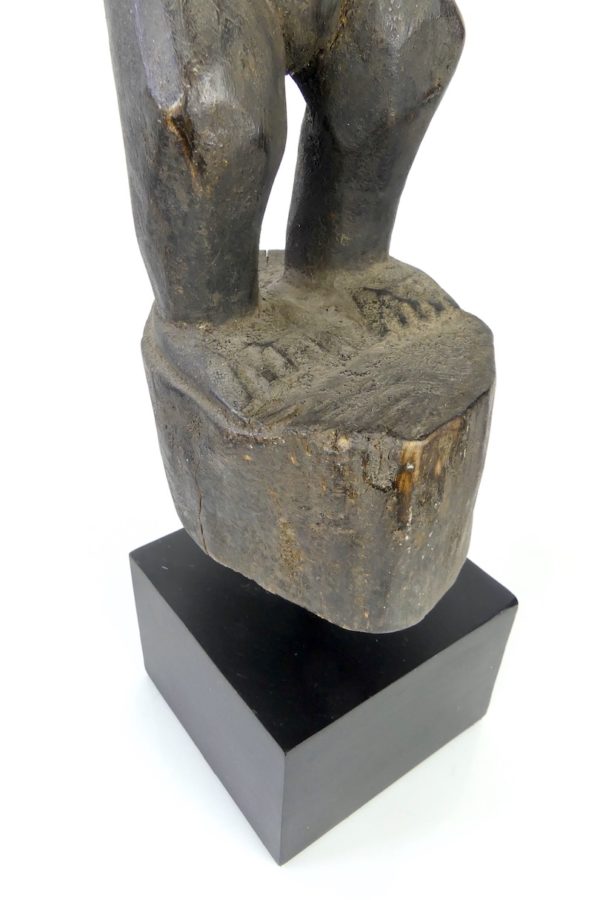 Statue d’ancêtre debout (détail bas)