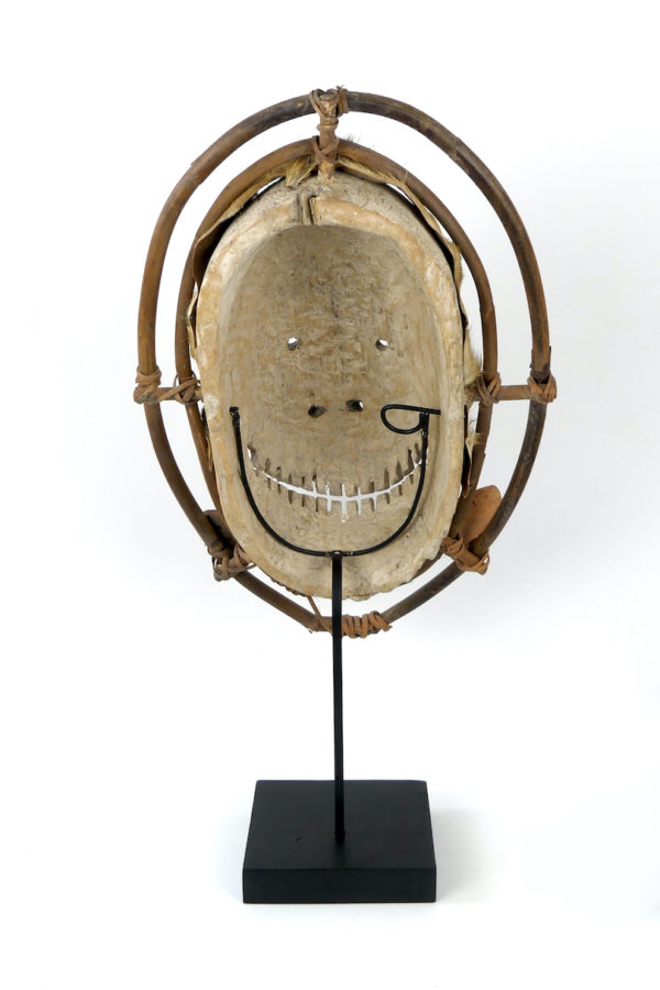 Masque céphalomorphe Esprit rieur masqué Yupik (dos)