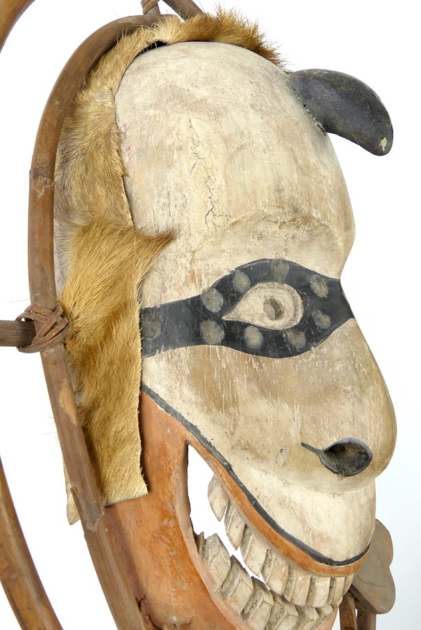 Masque céphalomorphe Esprit rieur masqué Yupik (détail profil)