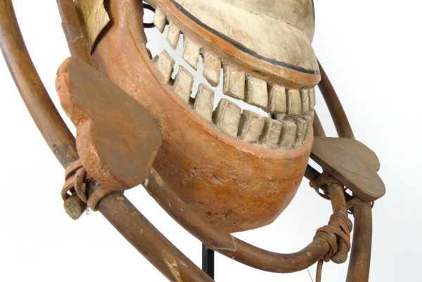 Masque céphalomorphe Esprit rieur masqué Yupik (détail dessous)