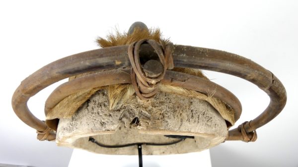 Masque céphalomorphe Esprit rieur masqué Yupik (dessus)