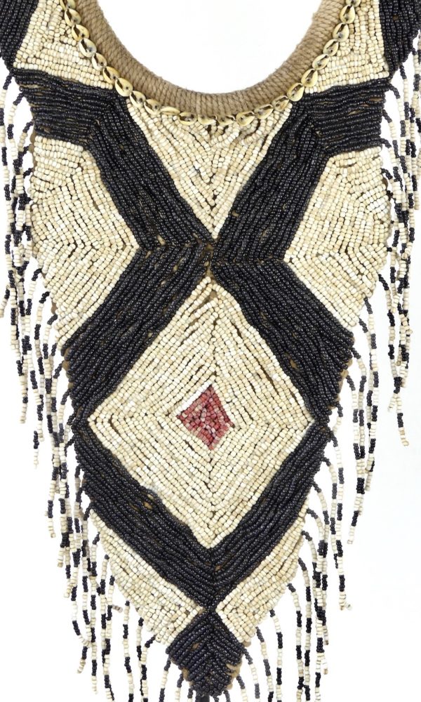 Plastron Papou en perles (détail)