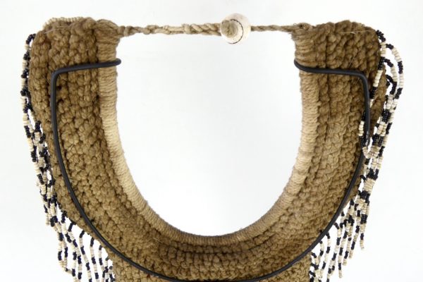 Plastron Papou en perles (détail dos)