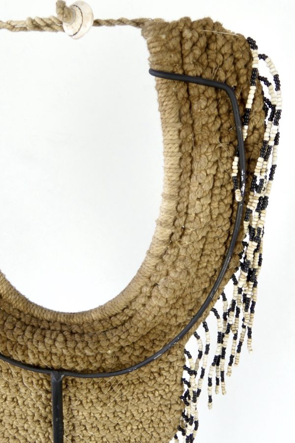 Plastron Papou en perles (détail dos 2)
