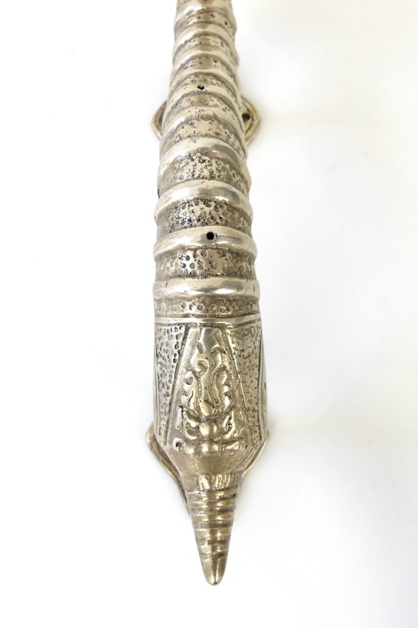 Petite poignée Skull argentée (détail bas)
