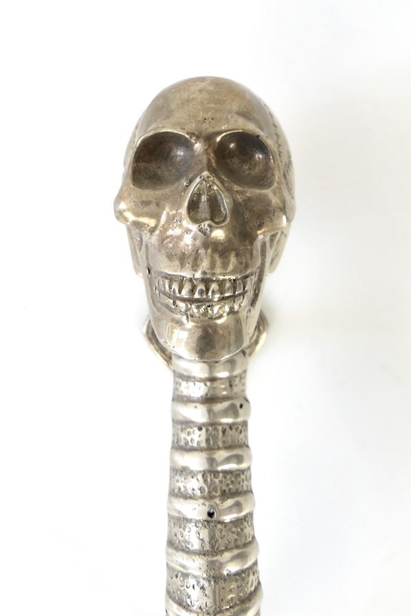 Petite poignée Skull argentée (détail crâne)