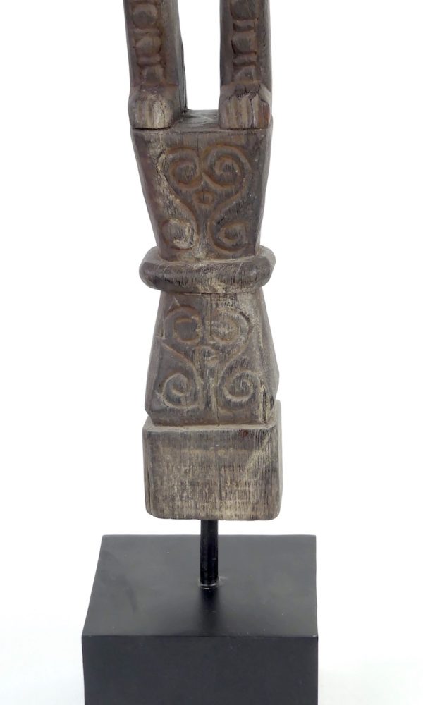 Statue d’ancêtre squelettique Timor (détail socle)