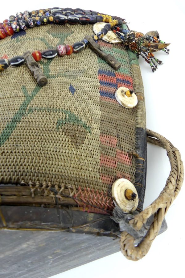 Porte-bébé Dayak aux 3 grelots (côté détail)