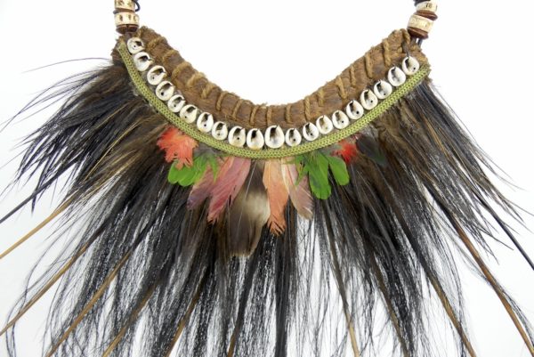 Collier à plumes de cérémonie papou (détail)