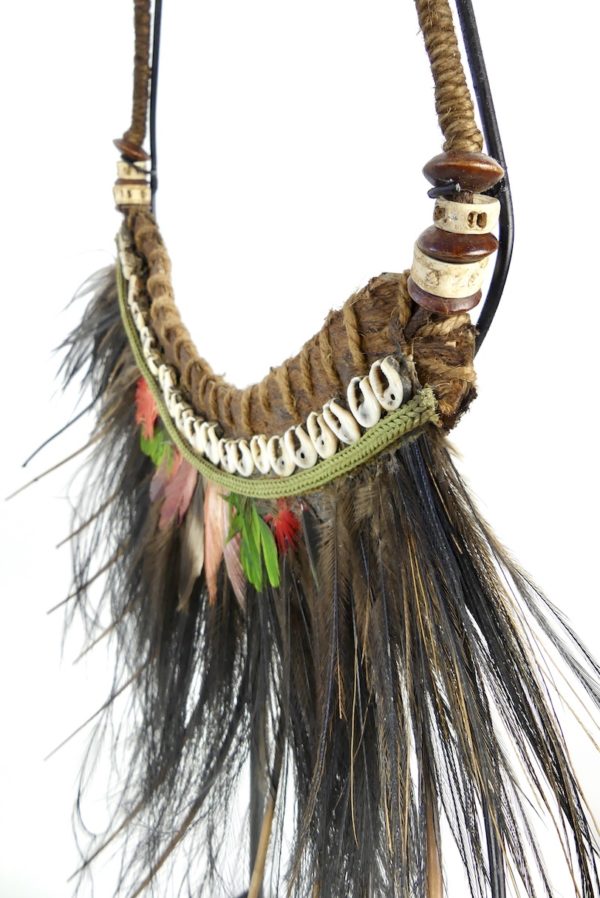 Collier à plumes de cérémonie papou (détail 3/4)
