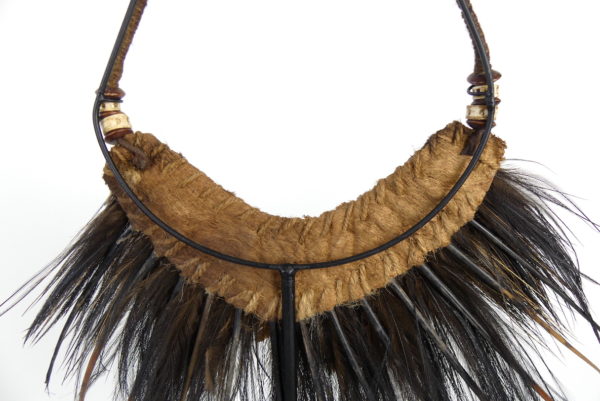 Collier à plumes de cérémonie papou (détail dos)