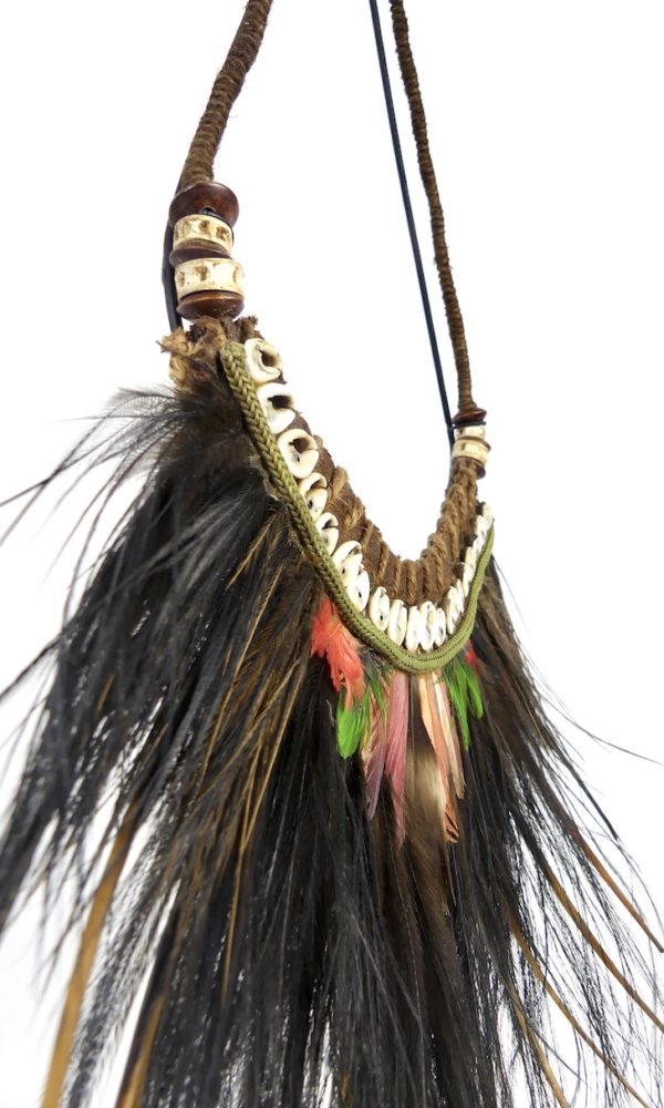 Collier à plumes de cérémonie papou (détail 3/4)
