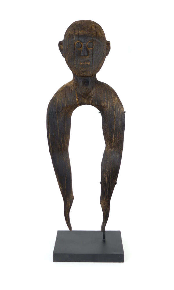 Statue anthropomorphe aux longs bras Bornéo (face)