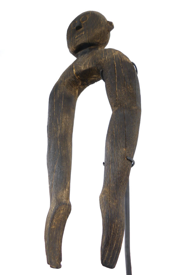Statue anthropomorphe aux longs bras Bornéo (dessous 3/4)