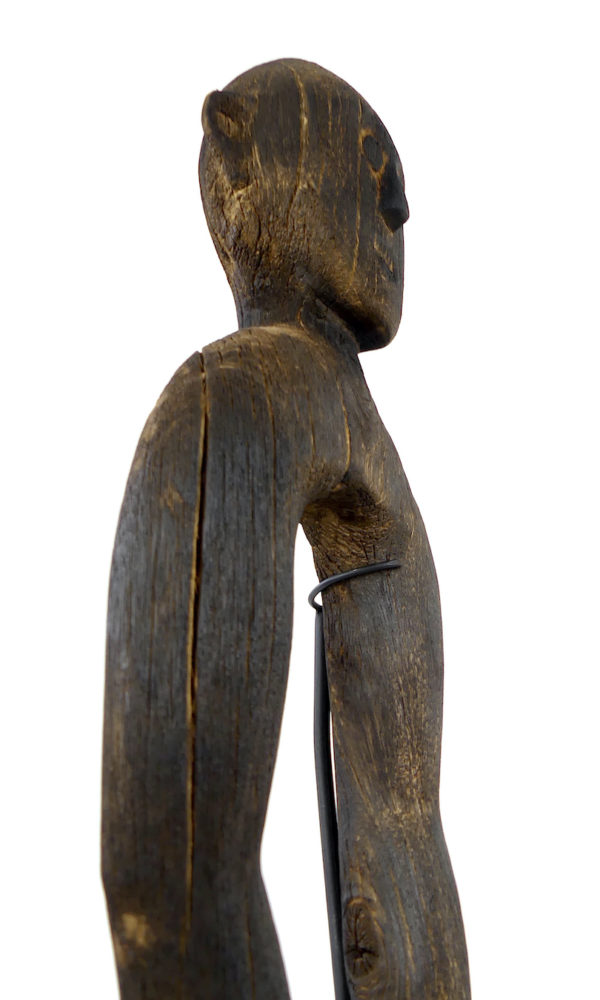 Statue anthropomorphe aux longs bras Bornéo (détail 3/4-2)