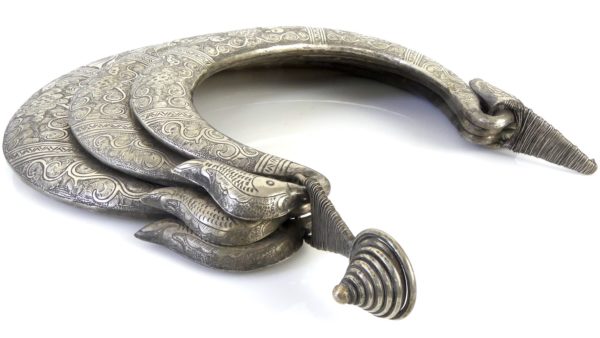 Grand collier Miao en métal argenté (dessus 3/4)