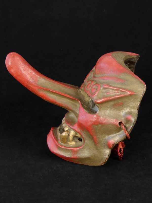 Masque ancien Tengu en terre cuite (profil)