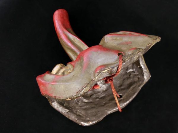 Masque ancien Tengu en terre cuite (dessous 3/4)
