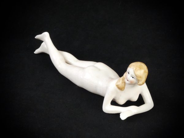 Petit nu érotique en porcelaine vintage (dessus 3/4)
