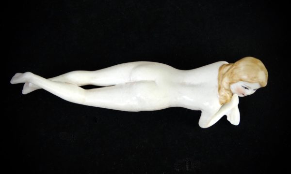 Petit nu érotique en porcelaine vintage (dessus)