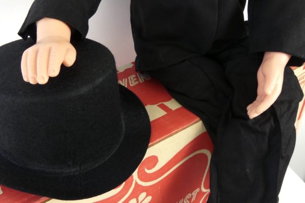 Poupée rare de ventriloque Charlie McCarthy neuve (détail)