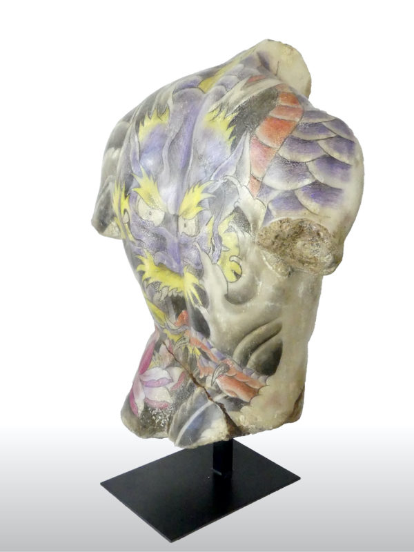 Torse d’Apollon tatoué (3/4 dos 2)