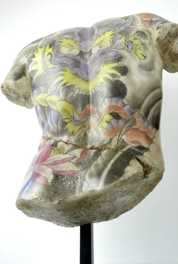 Torse d’Apollon tatoué (dessous dos)