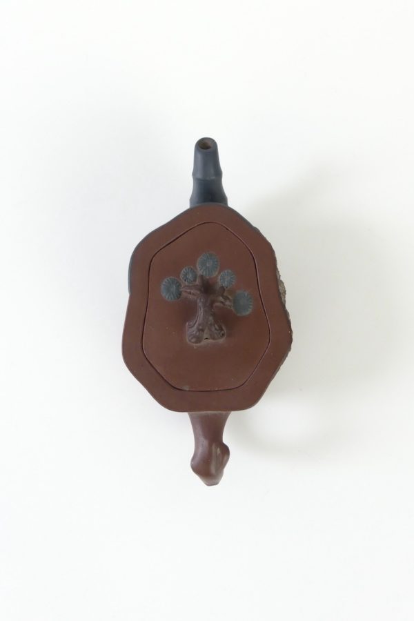 Petite théière chinoise ancienne de Yixing (dessus)