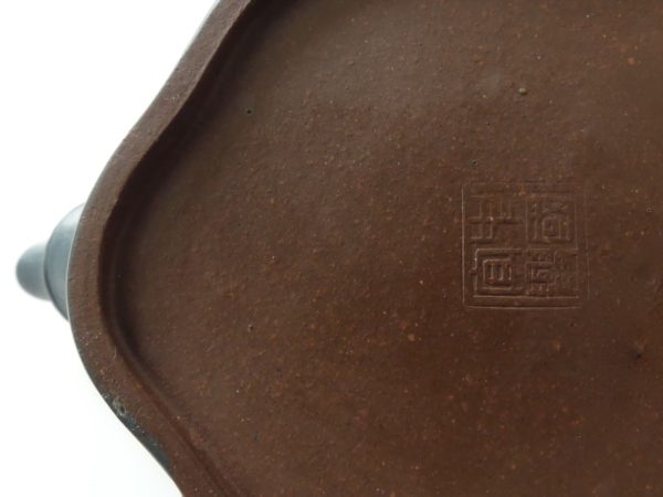 Petite théière chinoise ancienne de Yixing (dessous)