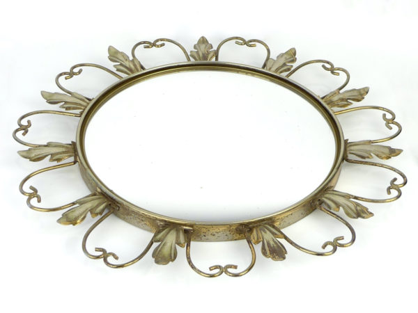 Miroir soleil aux feuilles d'acanthe en métal (dessous)
