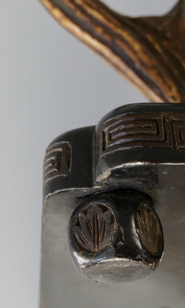 Tachi kake avec bois Kamakura-bori (détail pied)