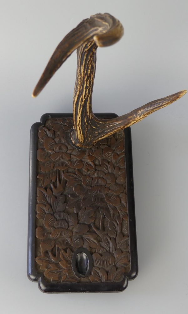 Tachi kake avec bois Kamakura-bori (dessus)