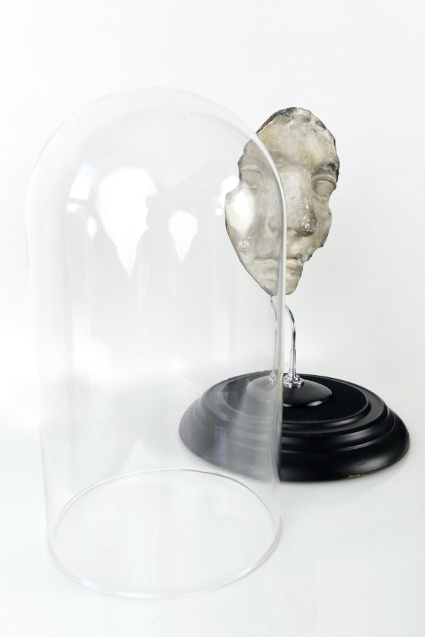 Fragment de visage en plâtre sous cloche (3/4-2)