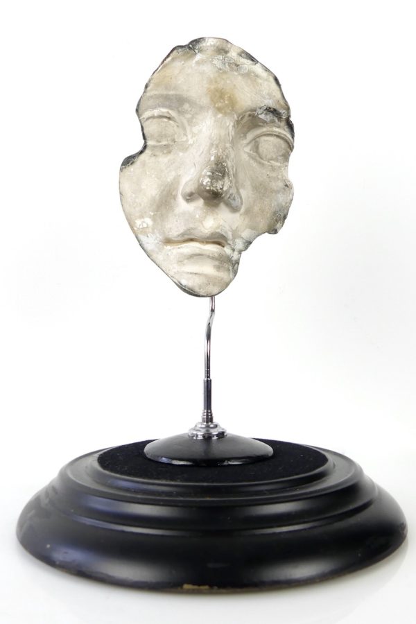 Fragment de visage en plâtre (face)