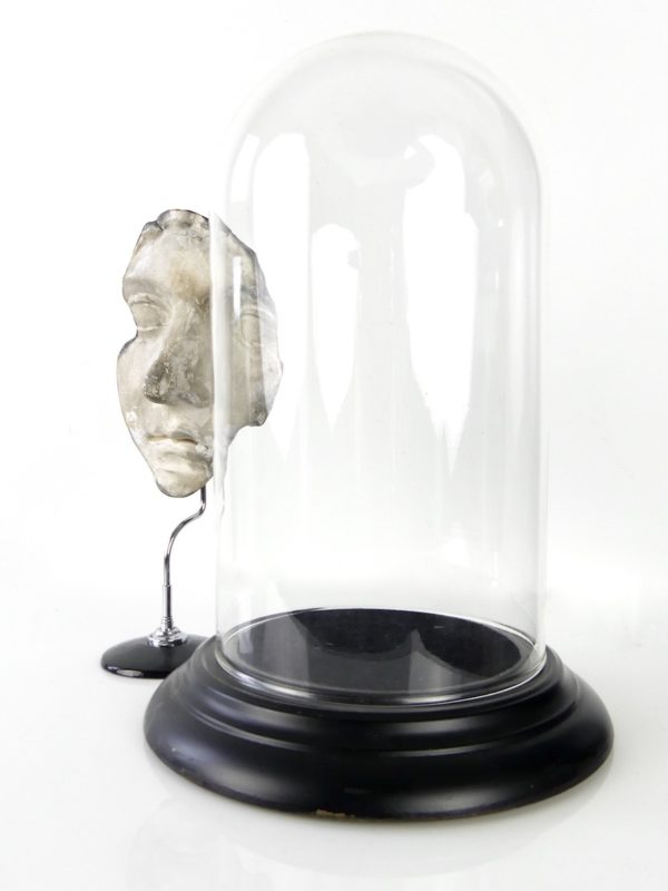 Fragment de visage en plâtre sous cloche (3/4-3)