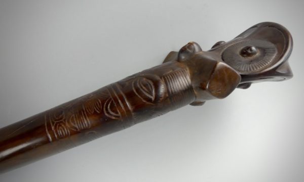 Massue de guerre u’u des îles Marquises (détail profil)