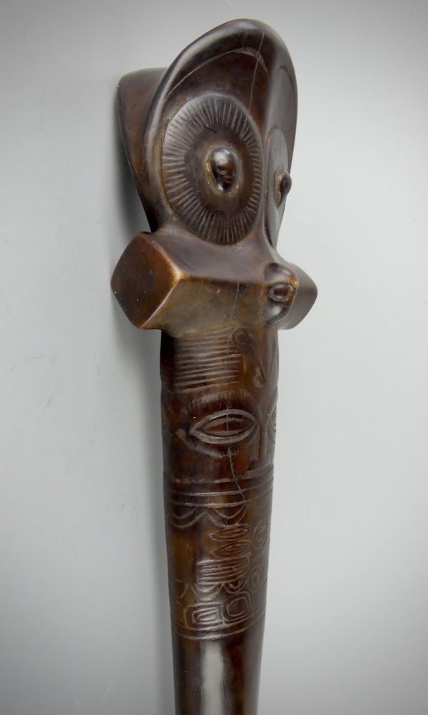Massue de guerre u’u des îles Marquises (détail profil 2)