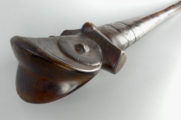 Massue de guerre u’u des îles Marquises (dessus 3/4)