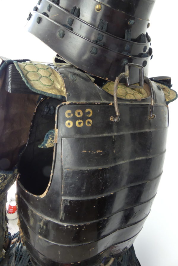 Armure japonaise de samouraï Yoroi (détail dos 3/4)