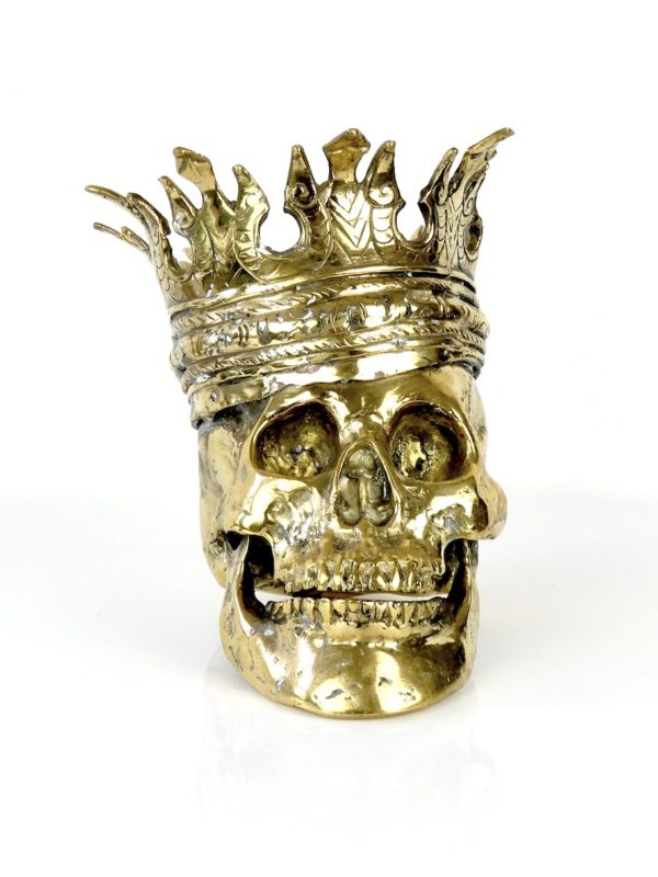 Crâne à la couronne royale en laiton (face)