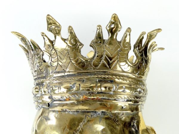 Crâne à la couronne royale en laiton (détail couronne)