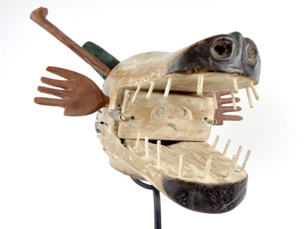 Masque de loup Yu’pik en bois (détail 3/4)