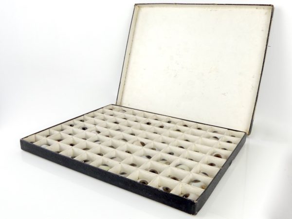 Coffret complet de 80 globes oculaires (ouverte 3/4)