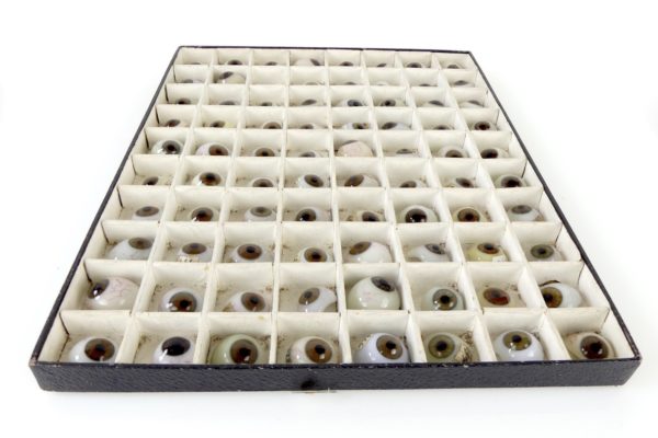 Coffret complet de 80 globes oculaires (dessus 2)