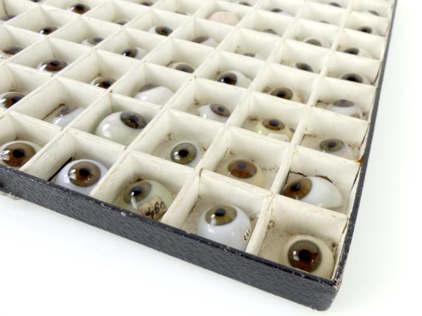 Coffret complet de 80 globes oculaires (détail)