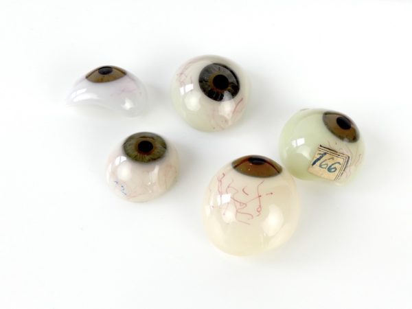 Coffret complet de 80 globes oculaires (détail 2)