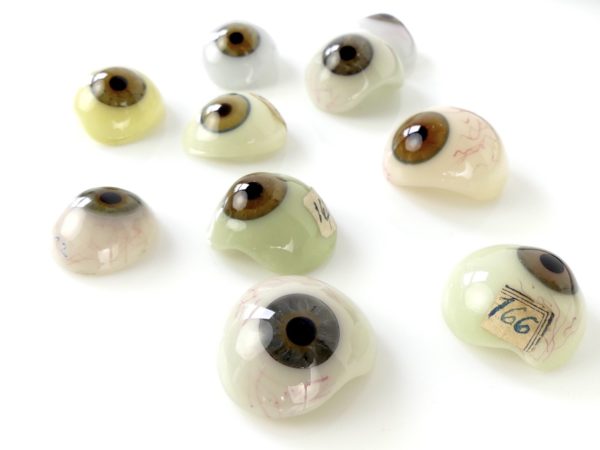Coffret complet de 80 globes oculaires (détail 4)