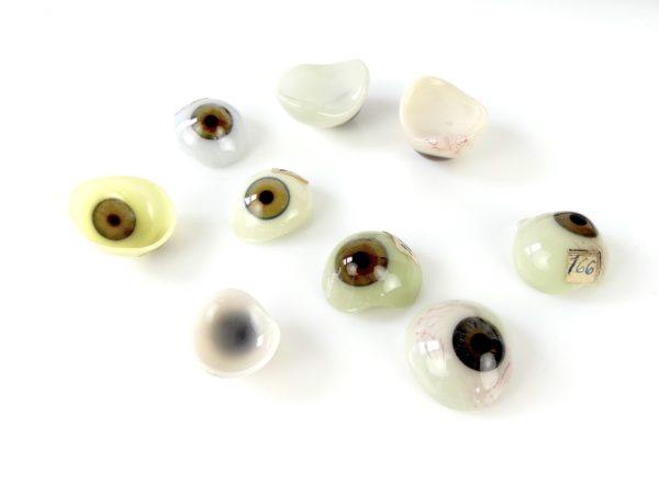 Coffret complet de 80 globes oculaires (détail 5)